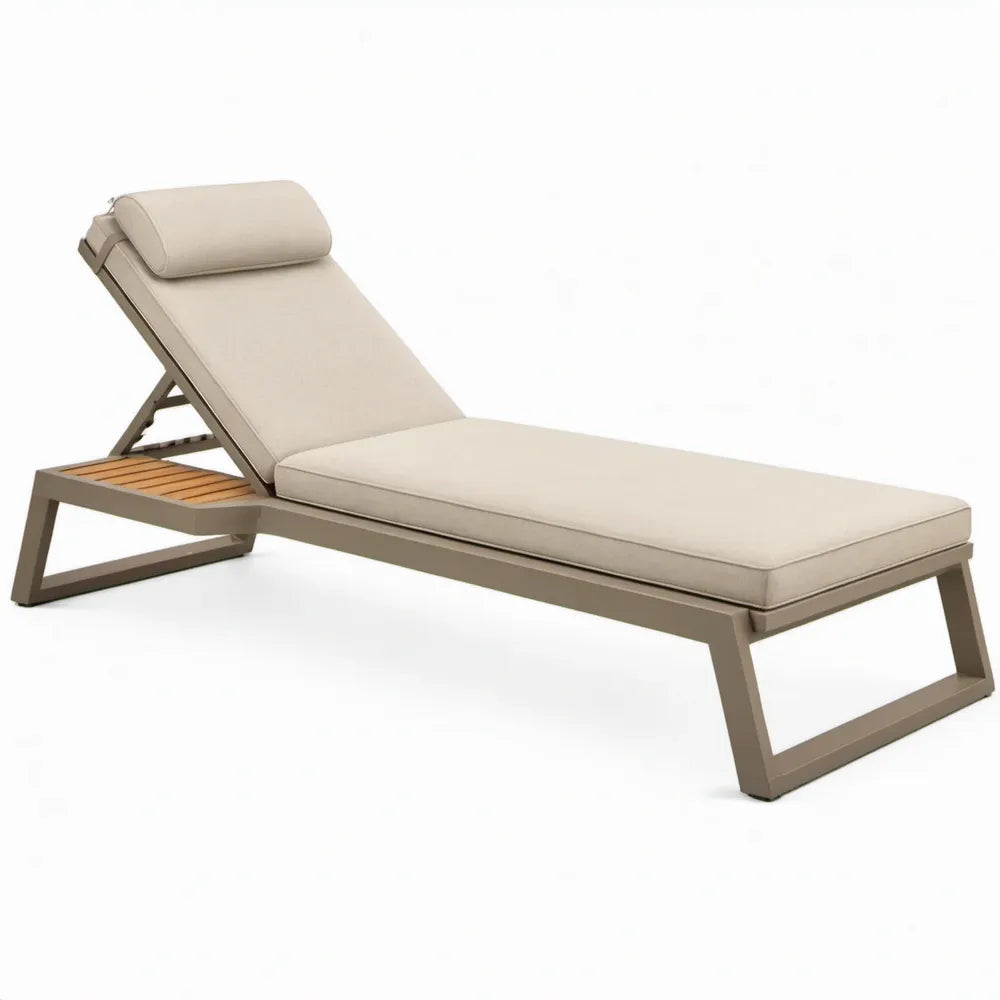 Verstelbaar ligbed van aluminium met teakhouten latten en beige kussens – 200 x 70 x 30 cm