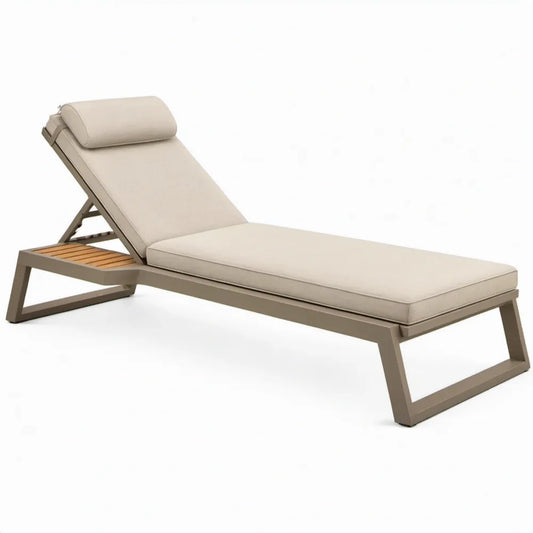 Verstelbaar ligbed van aluminium met teakhouten latten en beige kussens – 200 x 70 x 30 cm